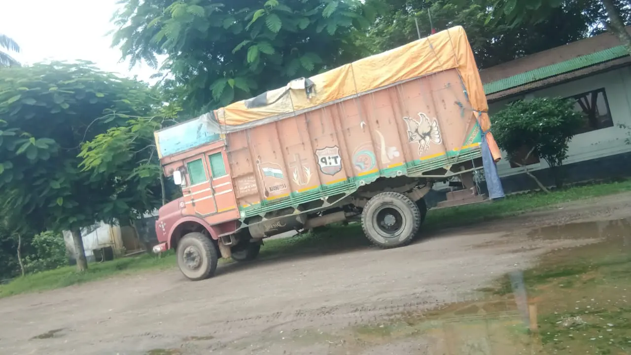 পণ্যবাহী ট্রাক। ছবি : কালবেলা