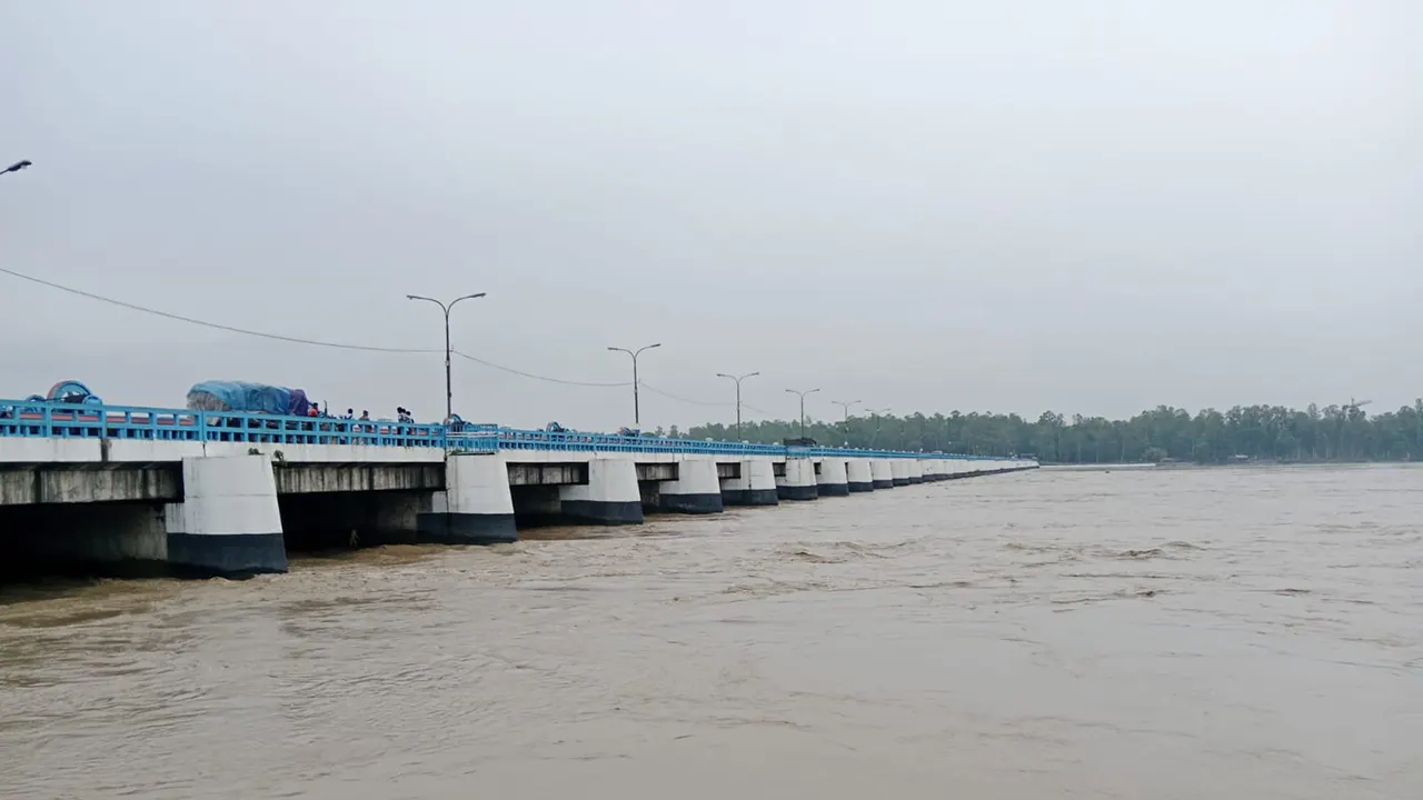 লালমনিরহাটের হাতীবান্ধায় তিস্তা নদীর পানি বৃদ্ধি পেয়ে নিম্নাঞ্চলে ঢুকছে পানি। ছবি : কালবেলা