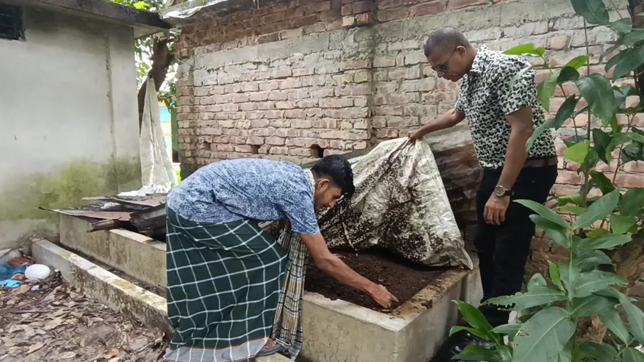 কেঁচো সার উৎপাদনে ব্যস্ত উদ্যোক্তা। ছবি : কালবেলা