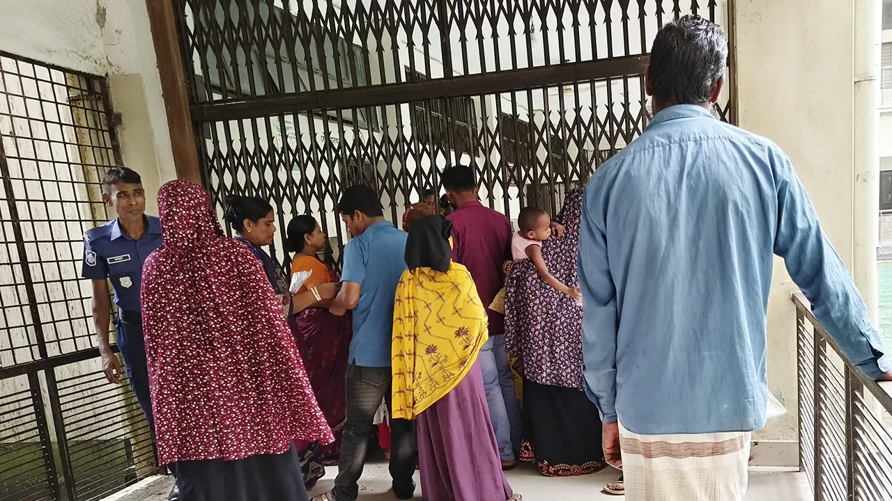 নওগাঁয় জেলা জজ আদালতের গারদখানার সামনে স্বজনদের ভিড় । ছবি : কালবেলা