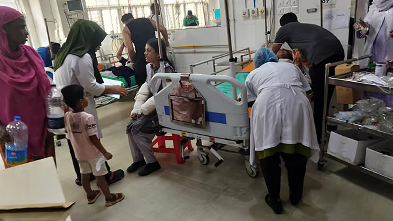 আহতদের জাতীয় বার্ন অ্যান্ড প্লাস্টিক সার্জারি ইনস্টিটিউটে চিকিৎসা দেওয়ার সময়। ছবি : সংগৃহীত