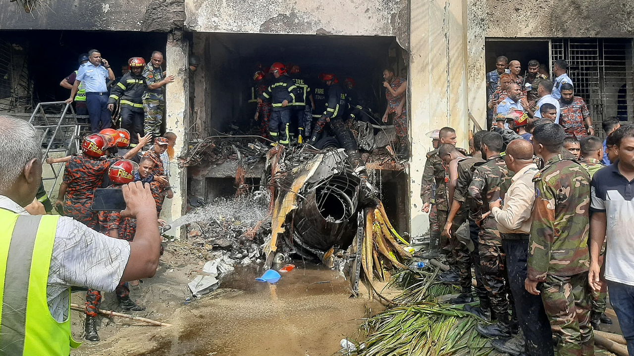 বিমান বিধ্বস্ত হওয়া ভবনটিতে উদ্ধার কাজ চালানোর সময়। ছবি : সংগৃহীত