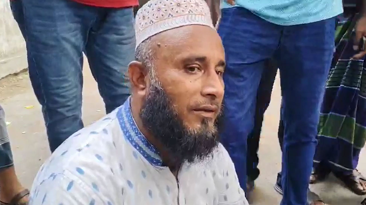 জাতীয় বার্ন ও প্লাস্টিক সার্জারি ইনস্টিটিউটের সামনে রাস্তায় বসে আহাজারি করেন মোসলেম উদ্দিন। ছবি : সংগৃহীত