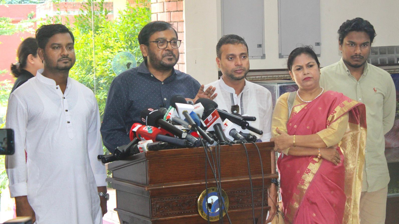 সংবাদ সম্মেলনকালে এবি পার্টির চেয়ারম্যান মজিবুর রহমান মঞ্জু। ছবি : সংগৃহীত