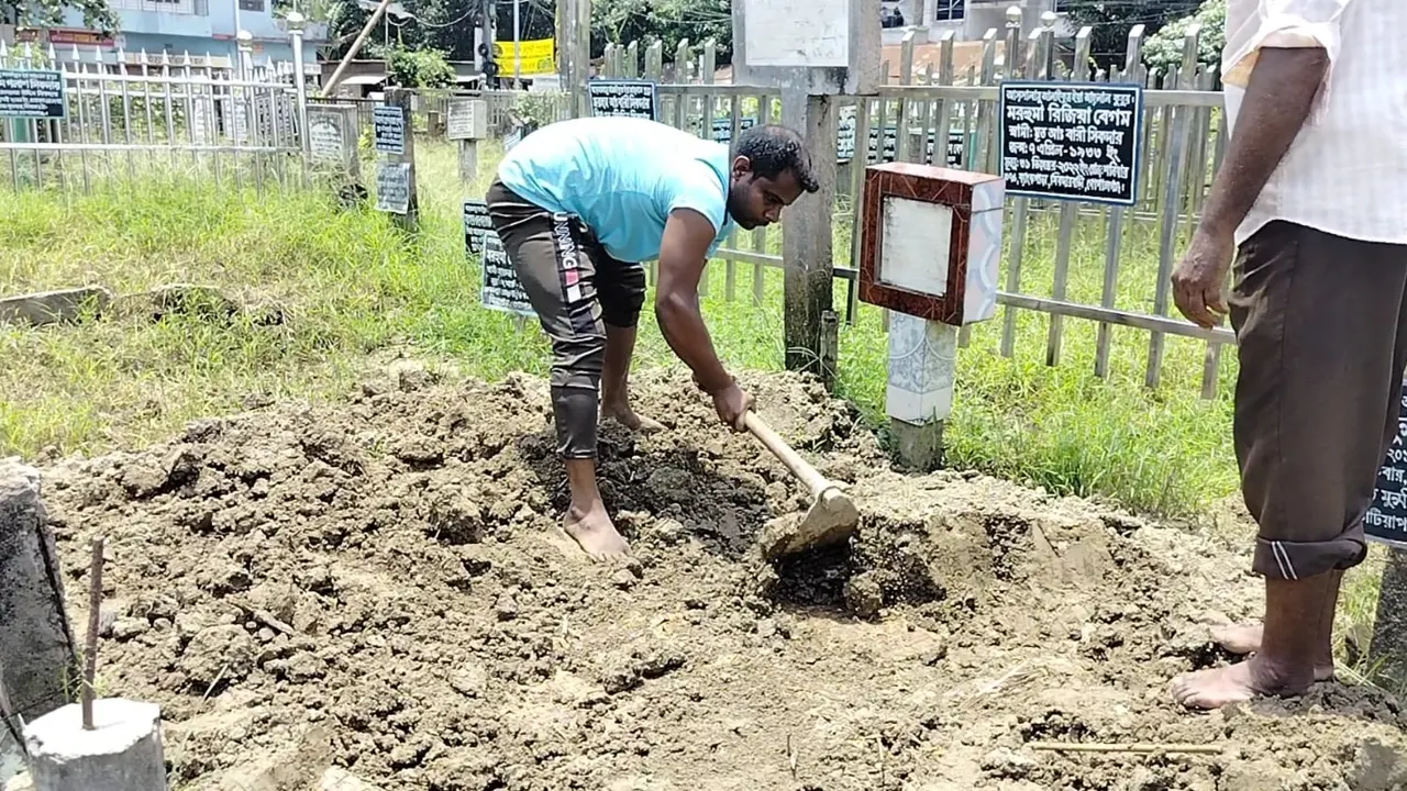 দুপুরের দিকে আদালতের নির্দেশে মরদেহ উত্তোলন করা হয়। ছবি : কালবেলা