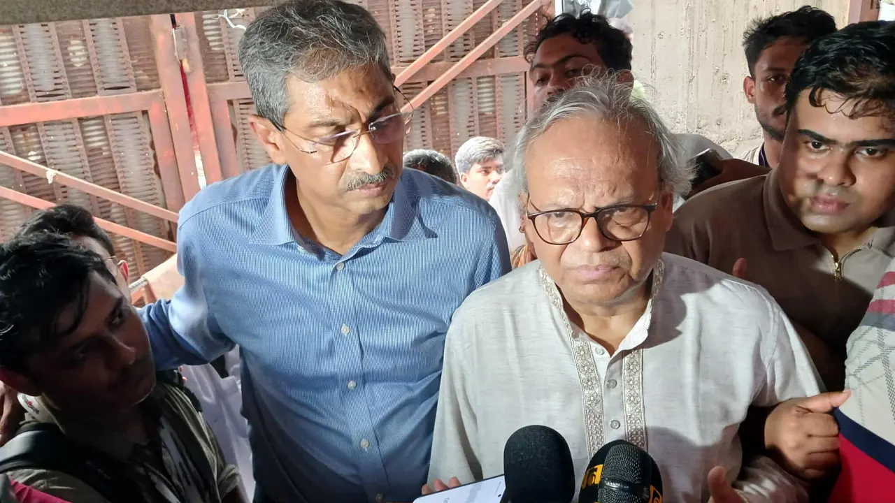সাংবাদিকদের সঙ্গে কথা বলছেন বিএনপির সিনিয়র যুগ্ম মহাসচিব রুহুল কবির রিজভী। ছবি : কালবেলা