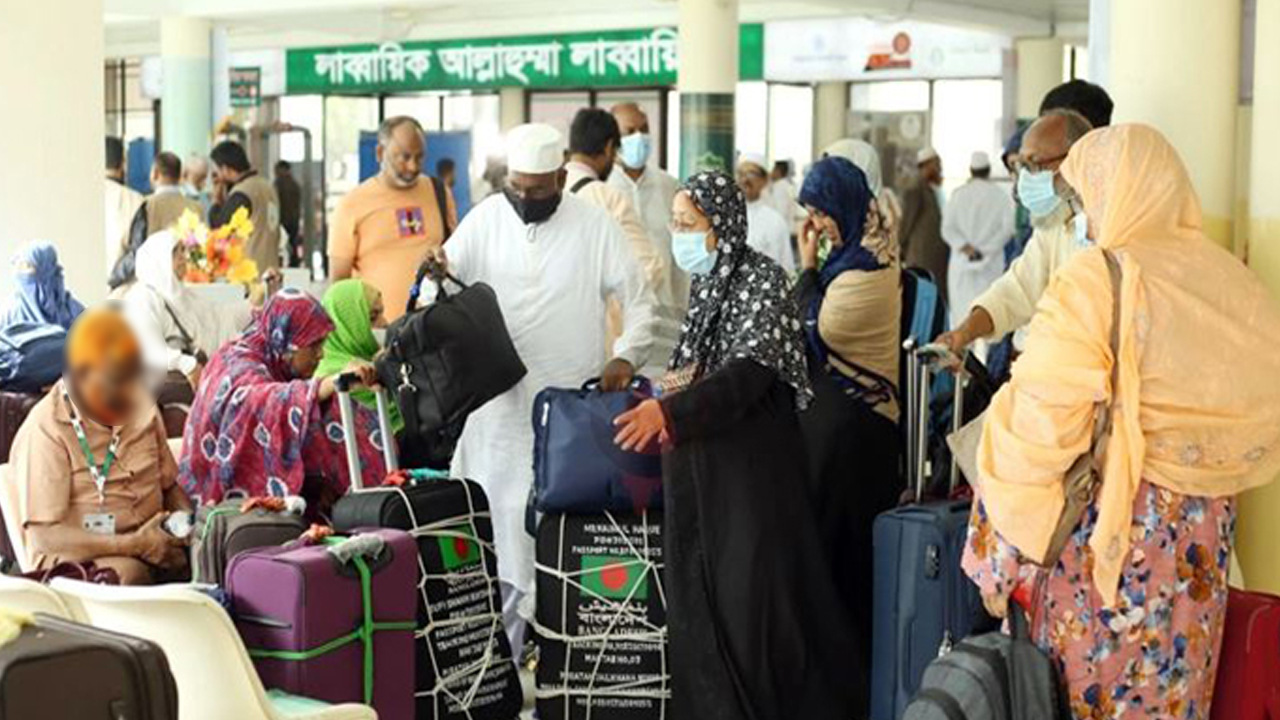 হজক্যাম্পে হজে যেতে আগ্রহীর ভিড়। পুরোনো ছবি