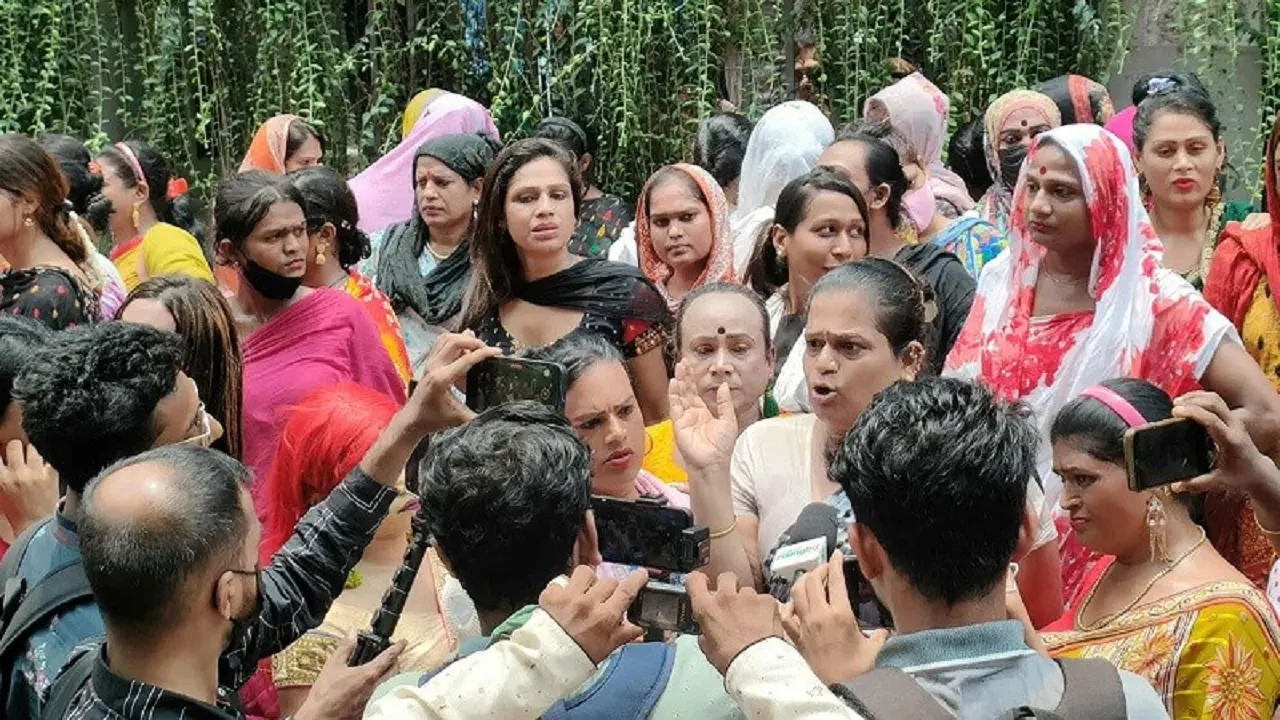 বার্ন ইনস্টিটিউটে রক্ত দিতে ছুটে গেছেন তৃতীয় লিঙ্গের শতাধিক মানুষ। ছবি : সংগৃহীত
