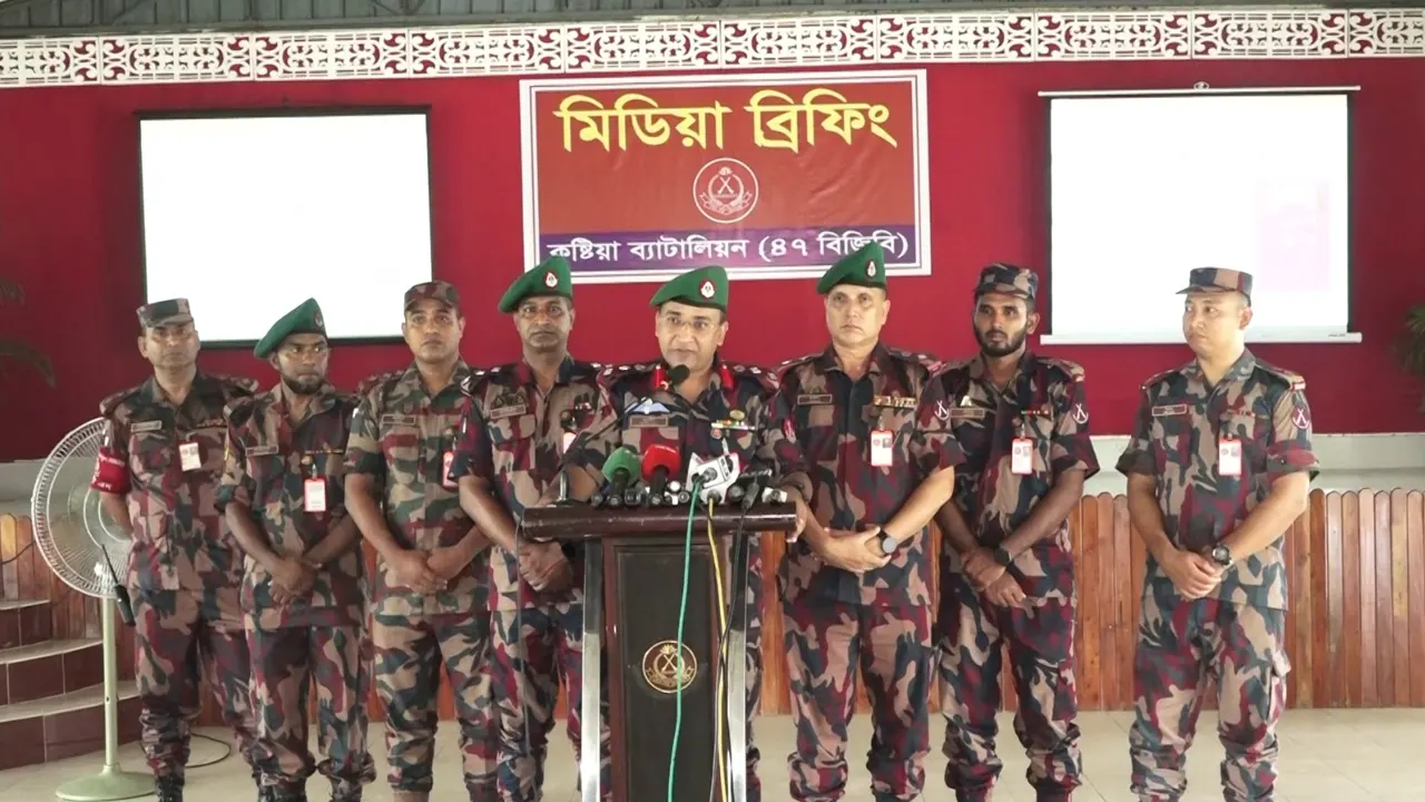 সংবাদ সম্মেলনে বক্তব্য রাখছেন ৪৭ বিজিবি ব্যাটলিয়নের কমান্ডার লেফটেন্যান্ট কর্নেল মাহবুব মুর্শেদ। ছবি : কালবেলা