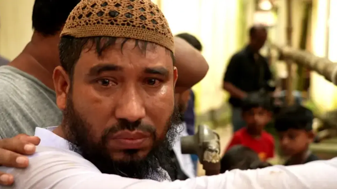 ছেলেকে হারিয়ে অঝোরে কাঁদছেন বাপ্পির বাবা। ছবি : সংগৃহীত