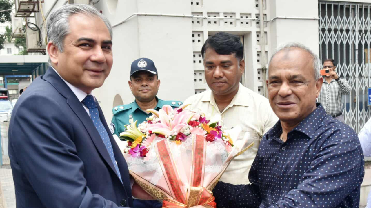 পাকিস্তানের স্বরাষ্ট্রমন্ত্রীকে ‍শুভেচ্ছা জানানোর সময় স্বরাষ্ট্র উপদেষ্টা ‍মো. জাহাঙ্গীর আলম চৌধুরী। ছবি : সংগৃহীত