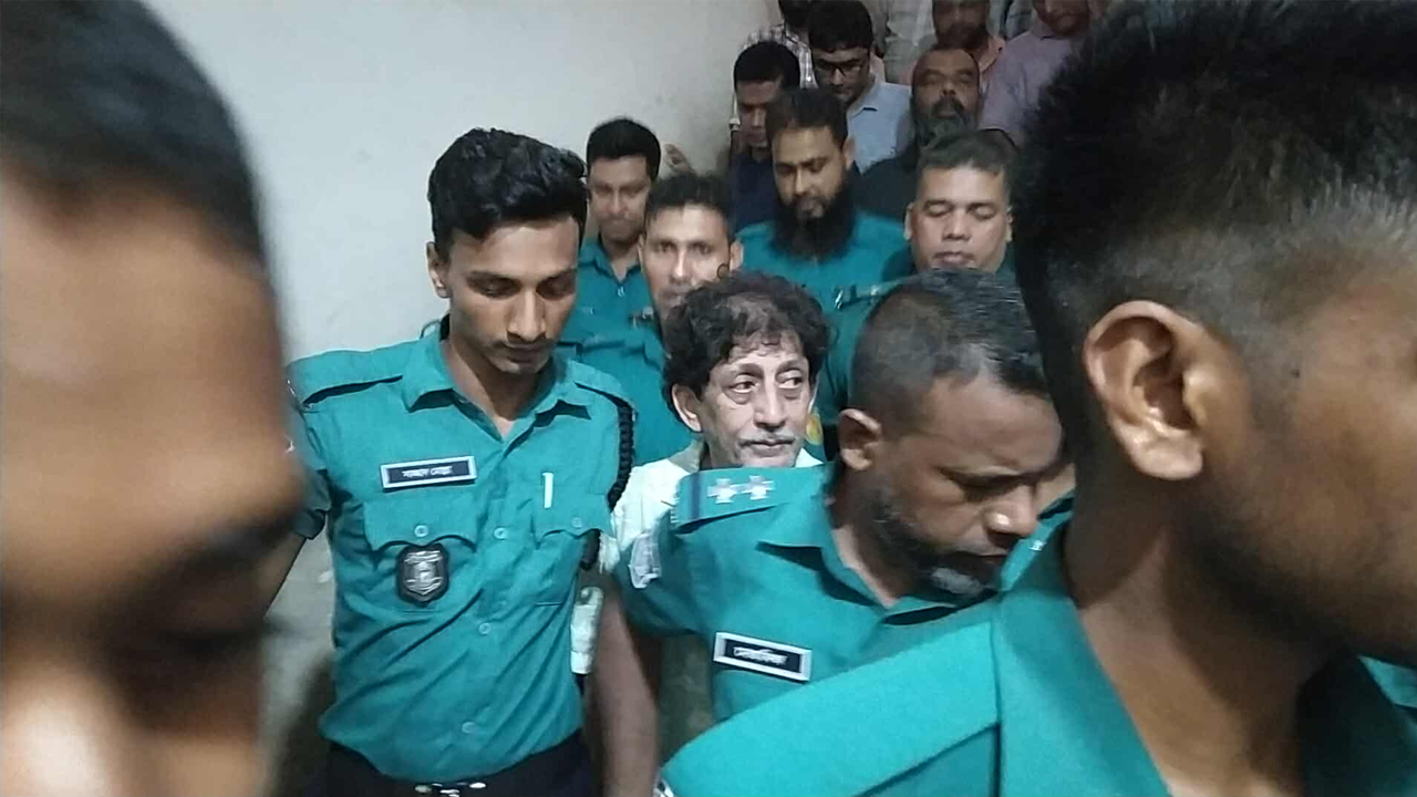 আদালত ভবনে জনতা ব্যাংকের সাবেক চেয়ারম্যান আবুল বারকাত। ছবি : কালবেলা