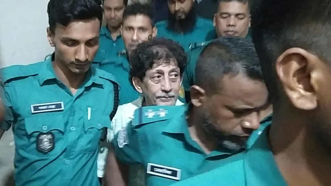 ড. আবুল বারকাতকে আদালতে নেওয়া হচ্ছে। ছবি : কালবেলা