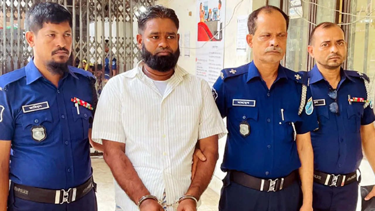 নারায়ণগঞ্জে আদালত চত্বরে গৃহবধূ হত্যার দায়ে মৃত্যুদণ্ডপ্রাপ্ত স্বামী আমিরুল ইসলাম ওরফে বাবু। ছবি : কালবেলা