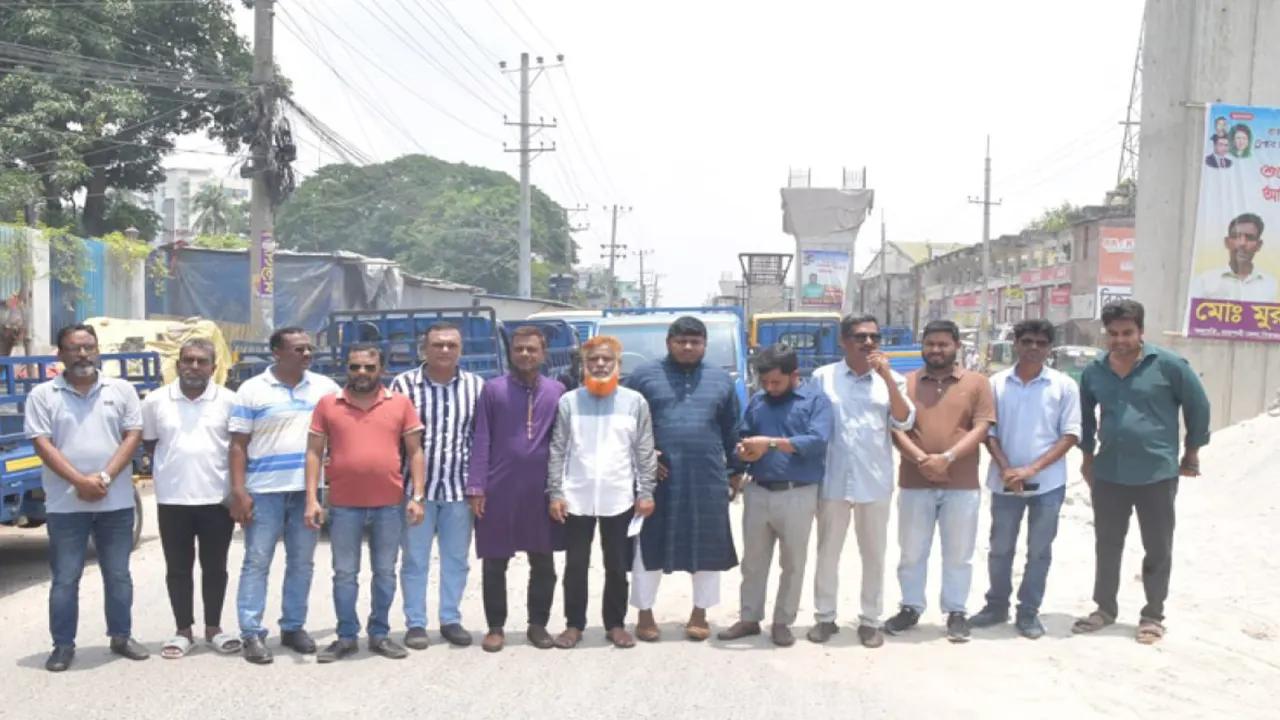 অনির্দিষ্টকালের জন্য কাজ বন্ধ রাখার ঘোষণা দিয়েছেন রাজশাহী সিটি করপোরেশনের (রাসিক) ঠিকাদাররা। ছবি : কালবেলা
