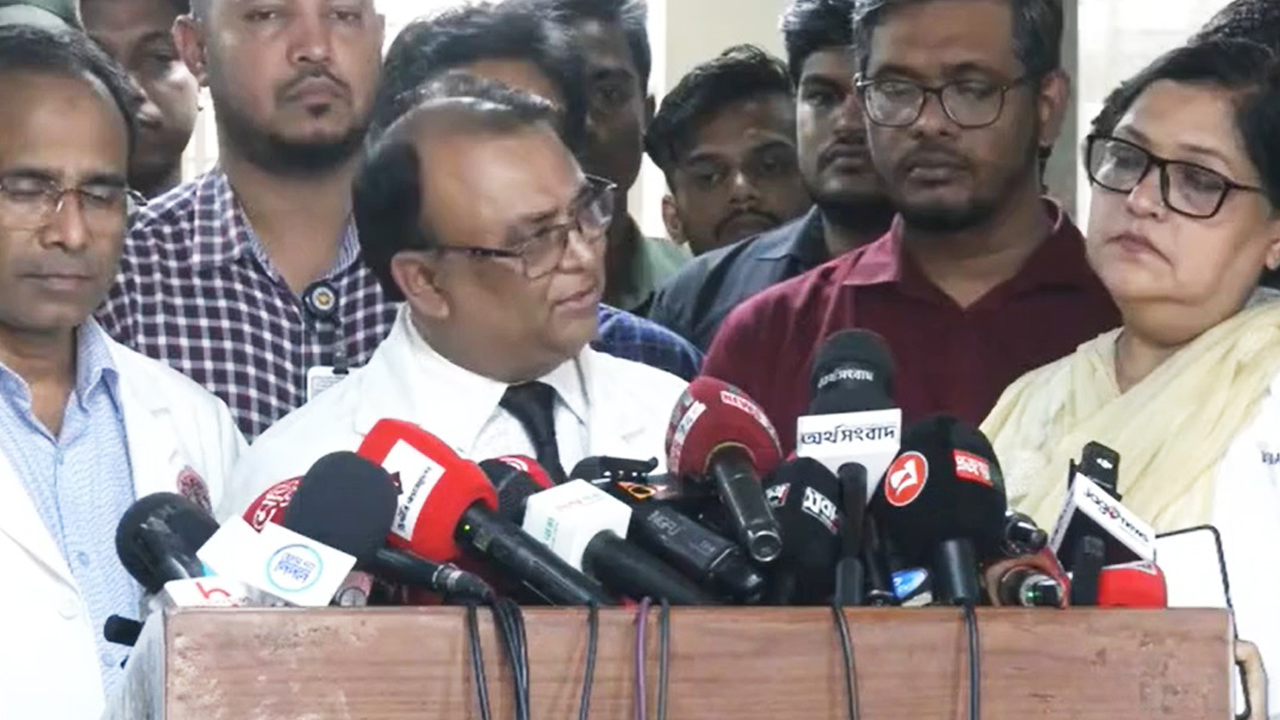 সংবাদ সম্মেলনে বার্ন ইনস্টিটিউটের পরিচালক ডা. নাসির উদ্দিন। ছবি : সংগৃহীত