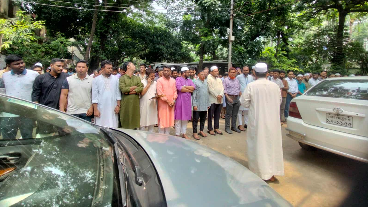 জবিতে গায়েবানা জানাজায় শিক্ষক-শিক্ষার্থীরা। ছবি : সংগৃহীত