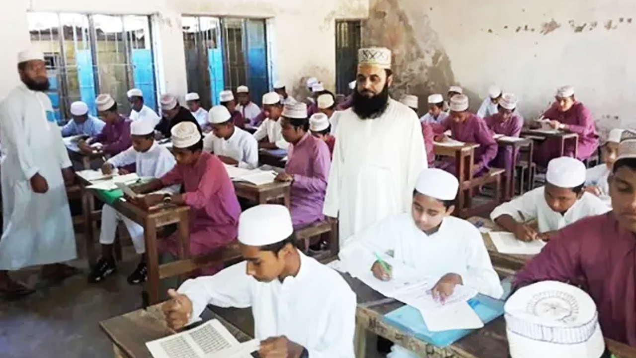 পরীক্ষার হলে শিক্ষার্থীরা। ছবি : সংগৃহীত