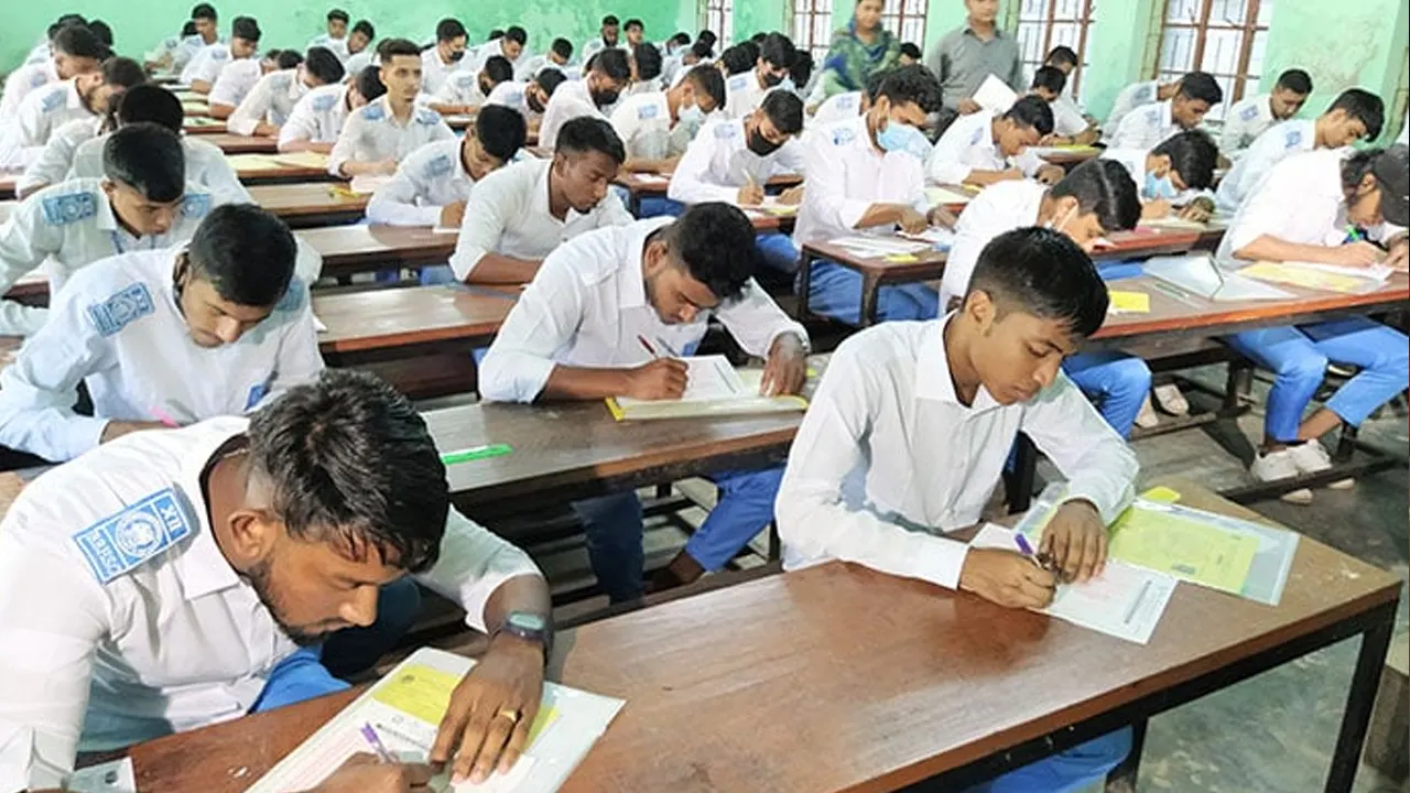 পরীক্ষা দিচ্ছেন শিক্ষার্থীরা। ছবি : সংগৃহীত