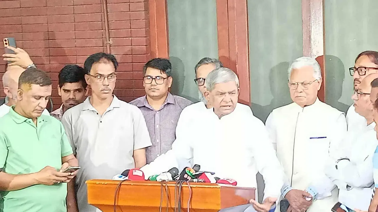 দুপুরে গুলশানে বিএনপি চেয়ারপারসনের রাজনৈতিক কার্যালয়ে সাংবাদিকদের সঙ্গে কথা বলেন মির্জা ফখরুল ইসলাম আলমগীর। ছবি : সংগৃহীত
