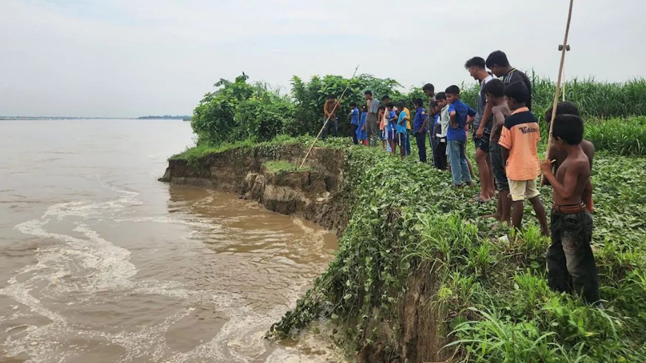 রাজবাড়ীর গোয়ালন্দে পদ্মা নদীর ভাঙন। ছবি : কালবেলা