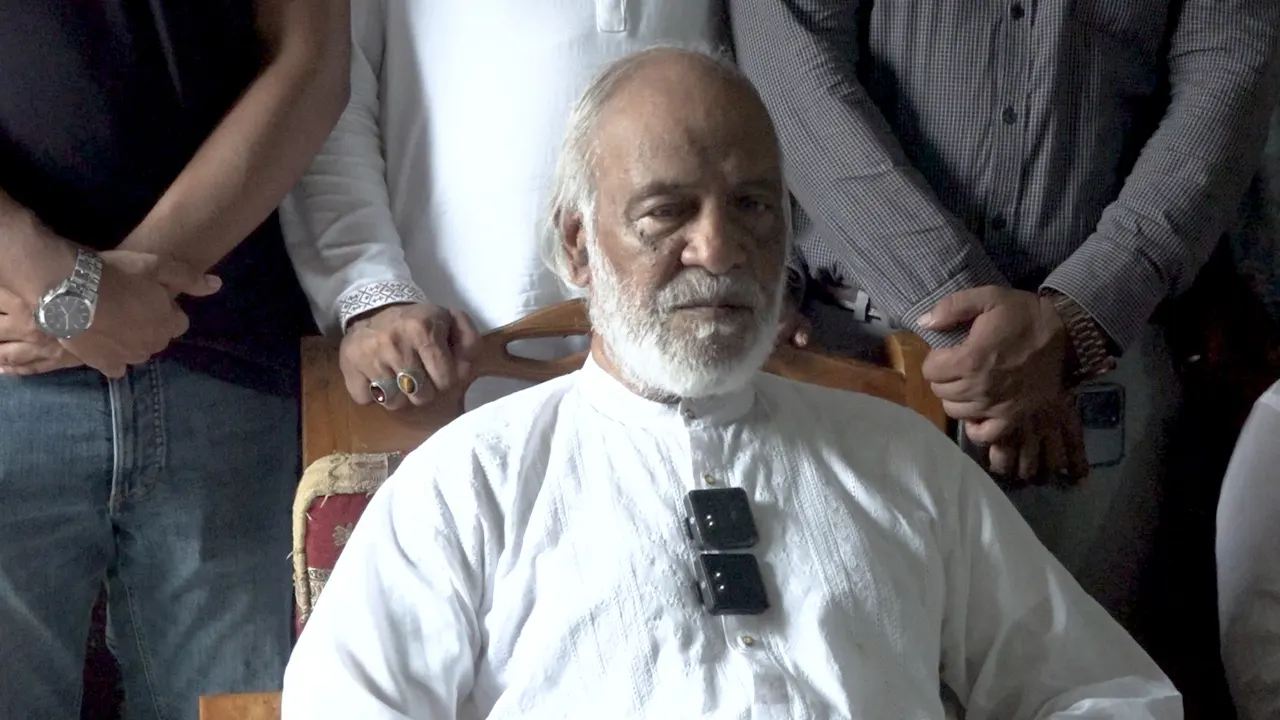 সাংবাদিকদের সঙ্গে কথা বলছেন বিএনপির স্থায়ী কমিটির সদস্য ড. আব্দুল মঈন খান। ছবি : সংগৃহীত