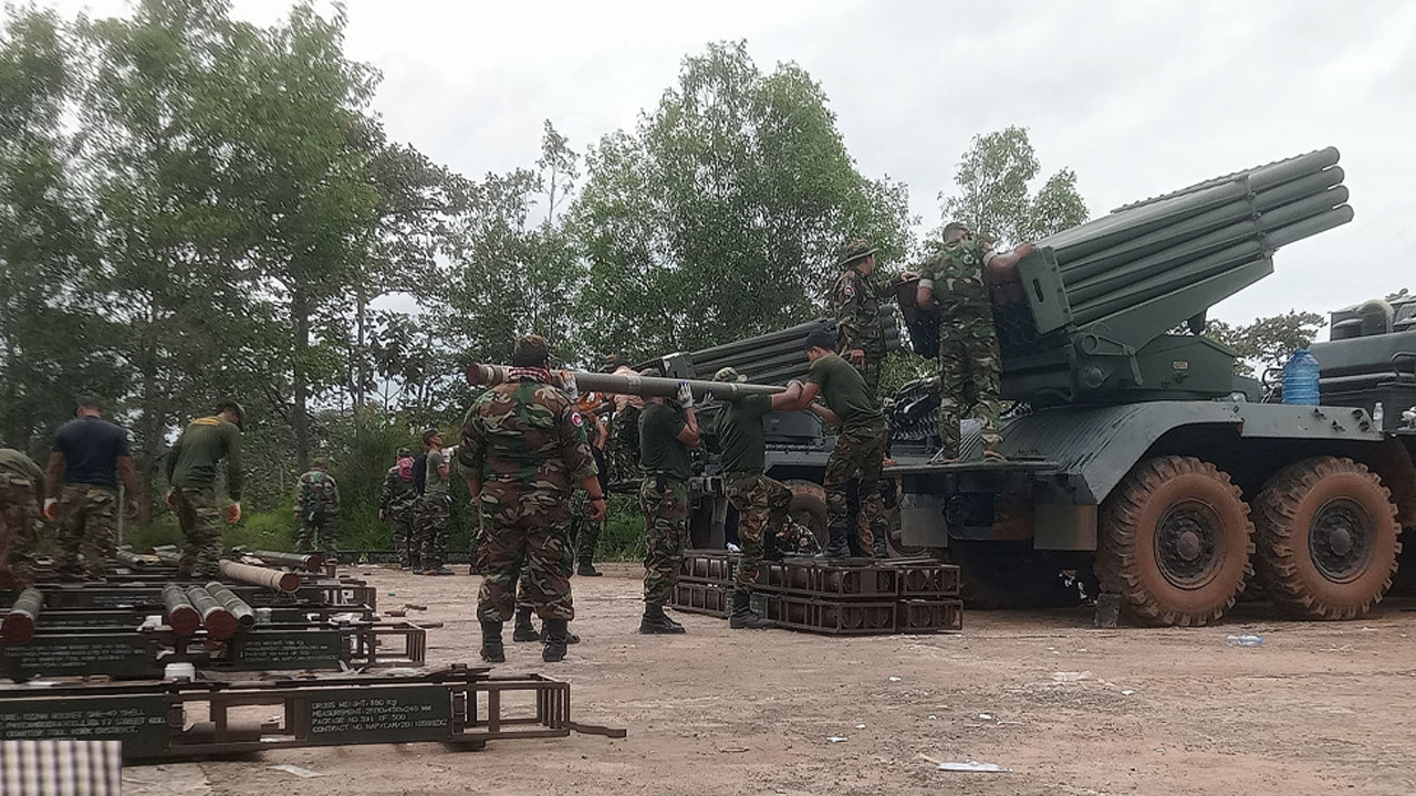 অস্ত্র সাজাচ্ছে কম্বোডিয়ান সেনারা। ছবি : সংগৃহীত