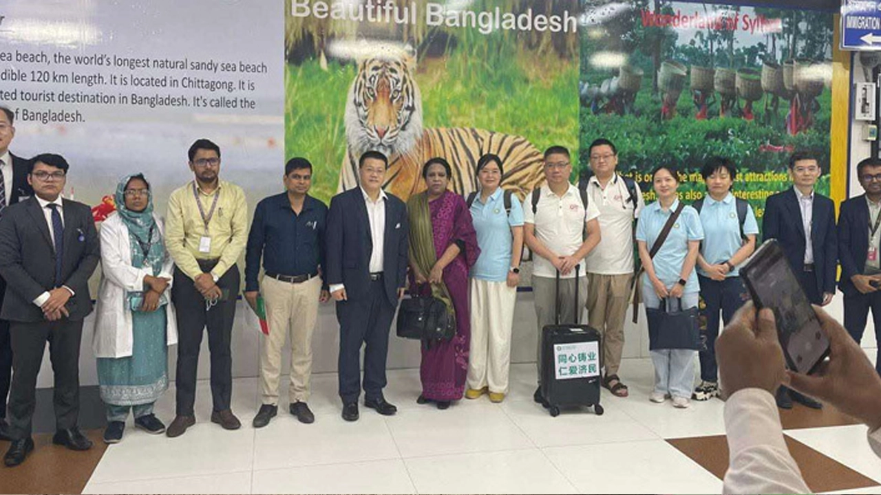ঢাকায় পৌঁছেছে চীনের চিকিৎসক ও নার্সদের একটি প্রতিনিধিদল। ছবি : সংগৃহীত