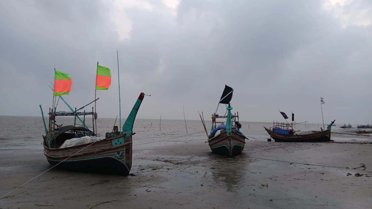 মাছ শিকারে গিয়ে দস্যুদের কাছে অপহরণের শিকার হয়েছেন ১১ জেলে। ছবি : সংগৃহীত