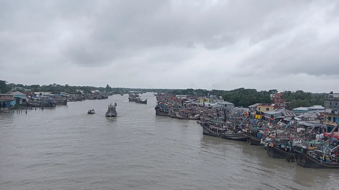 ট্রলার নিয়ে তীরে ফিরতে শুরু করেছেন উপকূলের জেলেরা। ছবি : কালবেলা