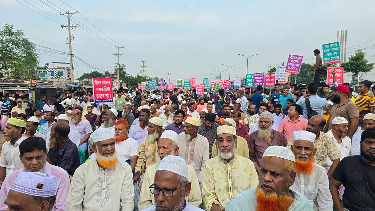 ভিটেমাটি রক্ষায় সাভারের বলিয়াপুরবাসীর মহাসড়ক অবরোধ। ছবি : কালবেলা