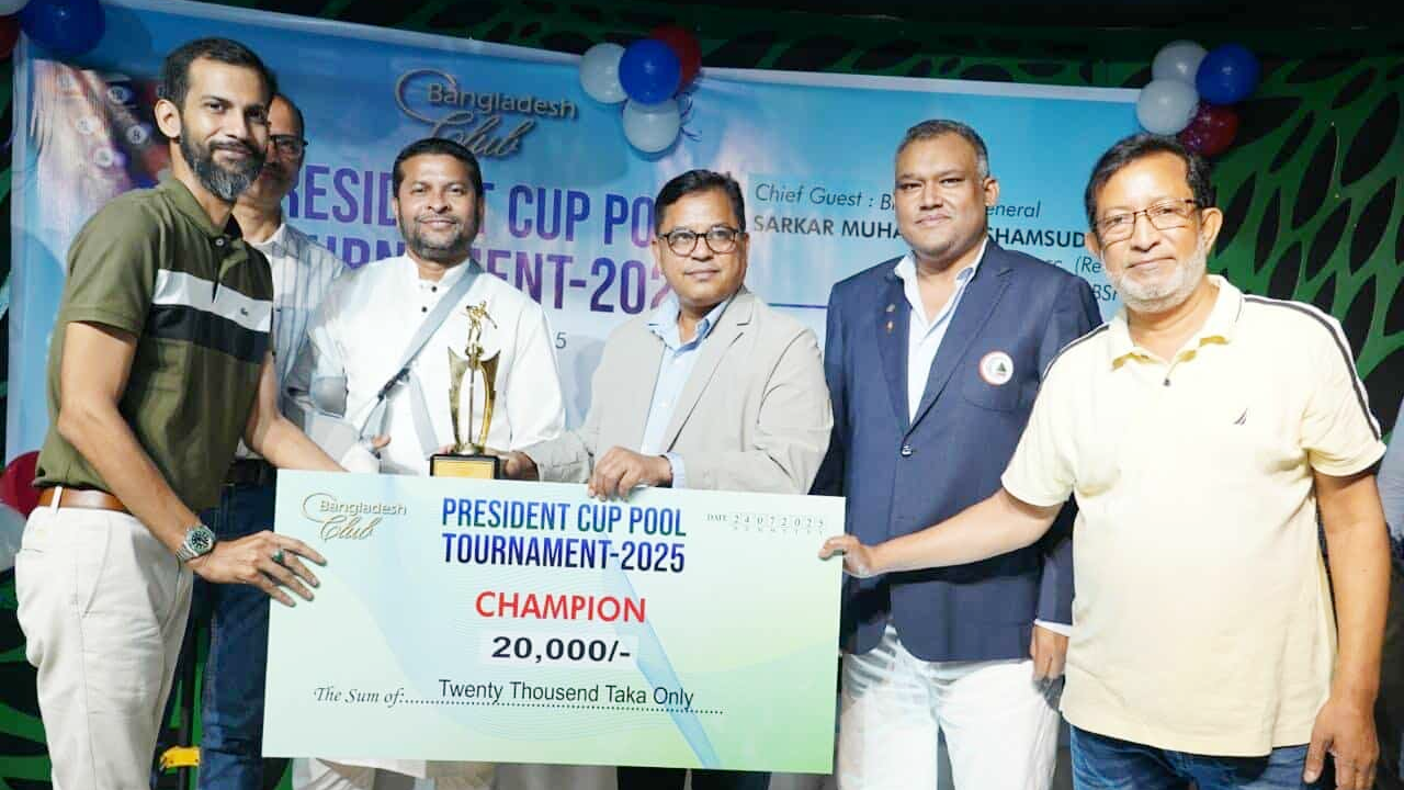 টুর্নামেন্ট চ্যাম্পিয়নের হাতে পুরস্কার তুলে দেন অতিথিরা। ছবি : সংগৃহীত