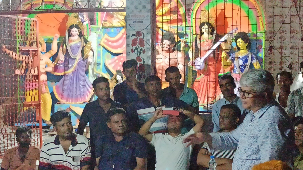 খুলনার তেরোখাদা উপজেলায় জনসংযোগ করেছেন যুক্তরাজ্য বিএনপির সিনিয়র যুগ্ম সাধারণ সম্পাদক পারভেজ মল্লিক। ছবি : কালবেলা