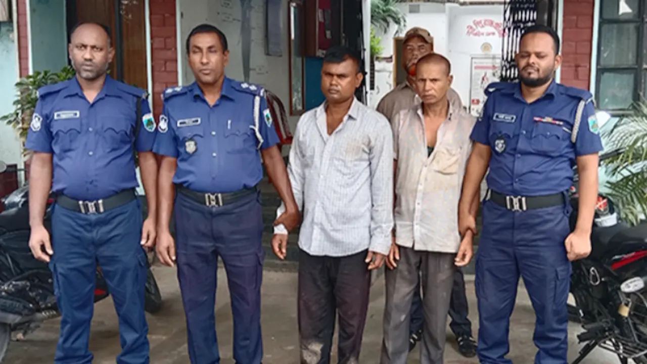 মো. সদরুল ইসলাম ও আব্দুর রহিমকে গ্রেপ্তার করে পুলিশ। ছবি : কালবেলা