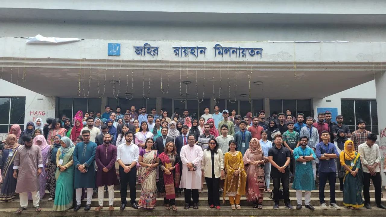 সেমিনারে অংশ নেওয়া শিক্ষার্থীরা। ছবি : কালবেলা