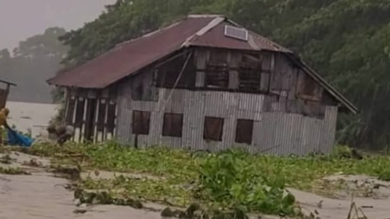 পটুয়াখালীর রাঙ্গাবালীর দুই ইউনিয়ন প্লাবিত। ছবি : কালবেলা