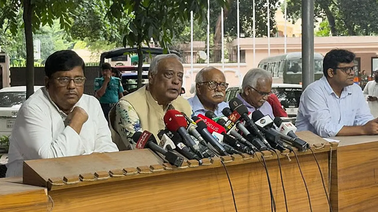 সাংবাদিকদের সঙ্গে কথা বলছেন মোস্তফা জামাল হায়দার। ছবি : সংগৃহীত