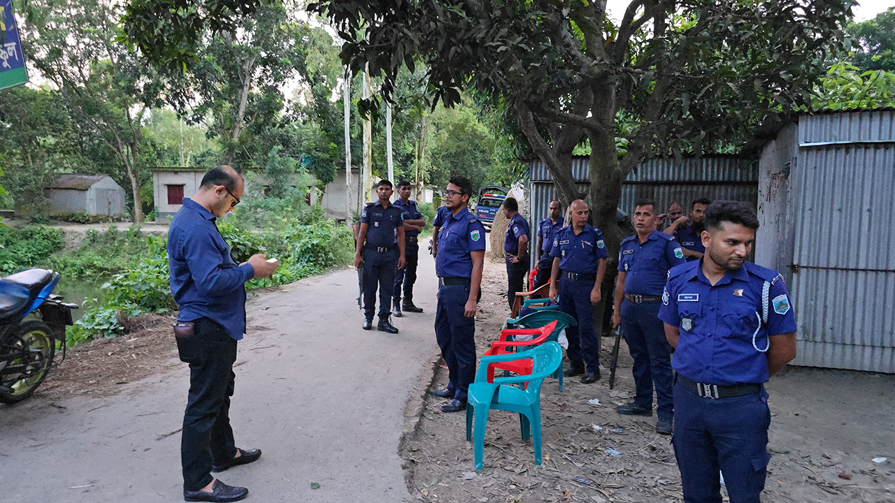 পরিস্থিতি নিয়ন্ত্রণে পুলিশের অবস্থান। ছবি : কালবেলা