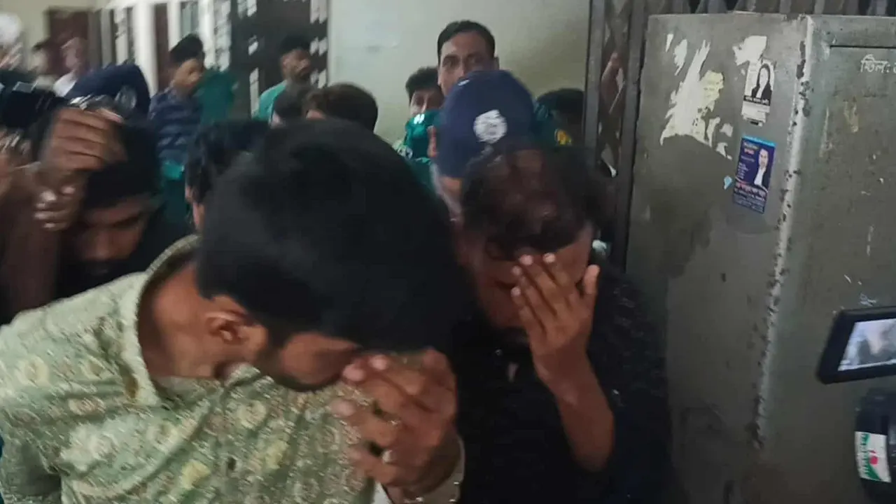 চাঁদাবাজ স্লোগান শুনে মুখ লুকালেন বৈষম্যবিরোধী ছাত্র আন্দোলনের নেতারা। ছবি : কালবেলা