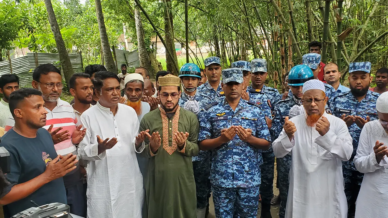 রাজধানীর উত্তরার মাইলস্টোন স্কুল অ্যান্ড কলেজে বিমানবাহিনীর বিমান বিধ্বস্ত হয়ে নিহত মাহতাব রহমান ভূঁইয়ার সমাধিতে শ্রদ্ধা জানিয়েছে বিমানবাহিনী। ছবি : কালবেলা