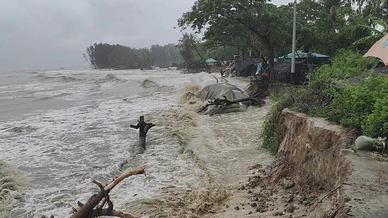 কক্সবাজার উপকূলে ভাঙনের একটি চিত্র। ছবি : কালবেলা