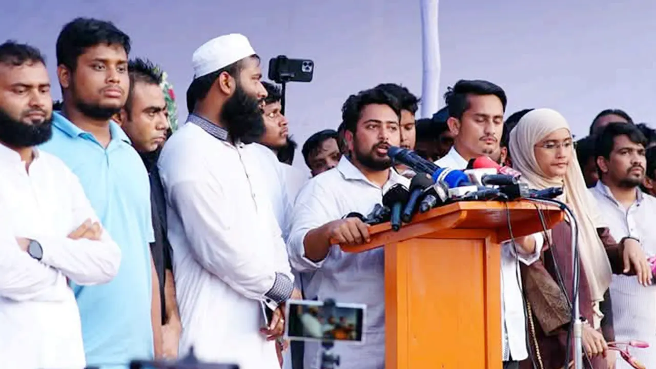 শেরপুরে এনসিপির পথসভায় বক্তব্য দেন নাহিদ ইসলাম। ছবি : কালবেলা