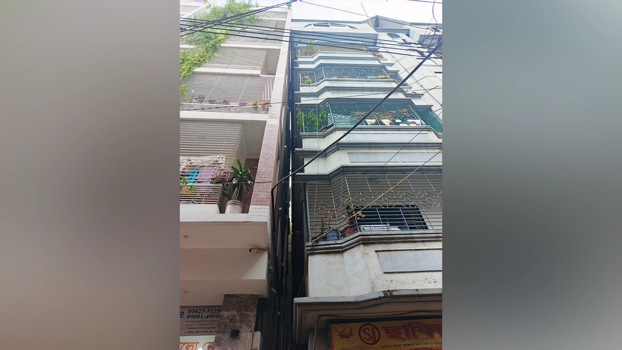 রাজধানীর ডেমরার মধ্য হাজিনগর এলাকায় একটি ৬ তলা ভবন হেলে পড়েছে পাশের ৭ তলা ভবনে। ছবি : কালবেলা