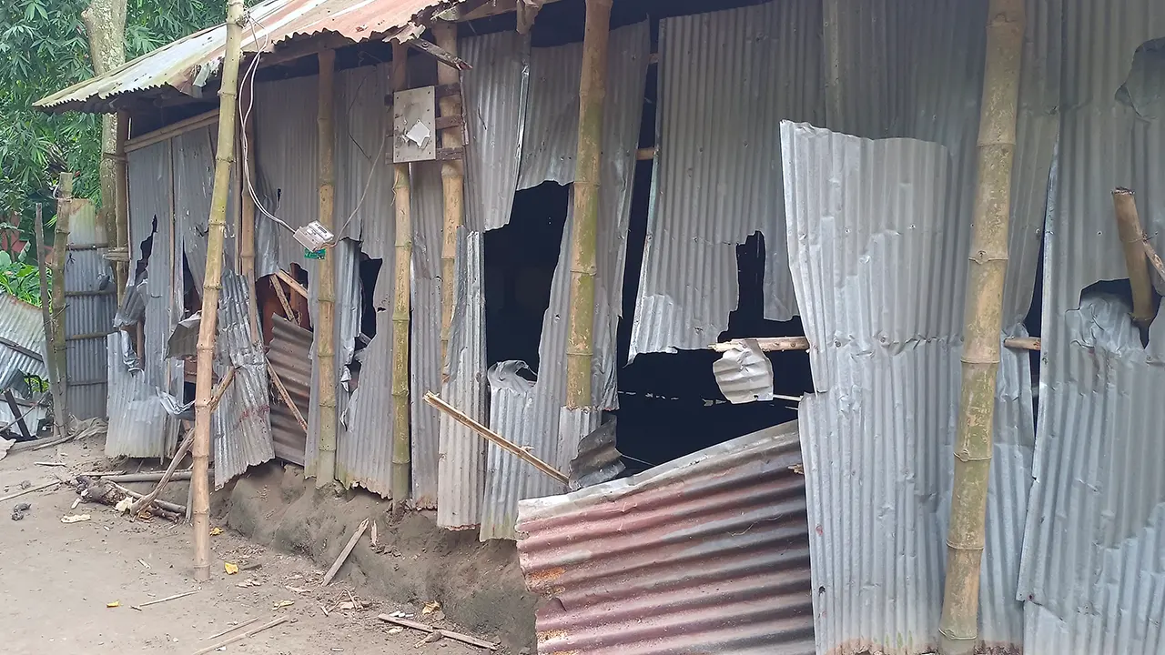 হামলা চালানো বাড়িঘর। ছবি : কালবেলা