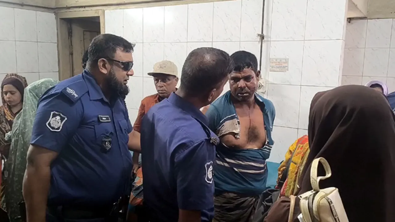 হাসপাতালে চিকিৎসা দেওয়া হয় আহত ভ্যানচালককে। ছবি : কালবেলা