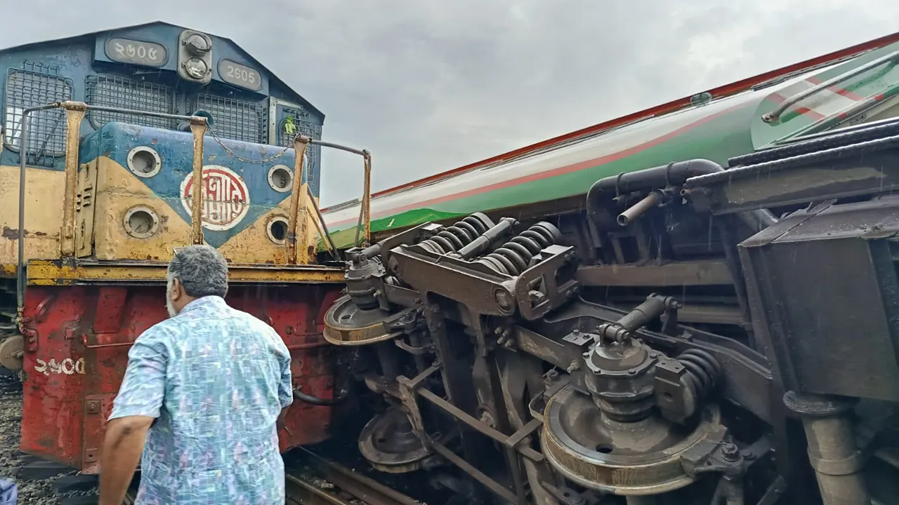 লালমনিরহাট রেলওয়ে স্টেশনে লালমনি এক্সপ্রেসের সঙ্গে বুড়িমারী কমিউটার ট্রেনের মধ্যে সংঘর্ষ। ছবি : সংগৃহীত