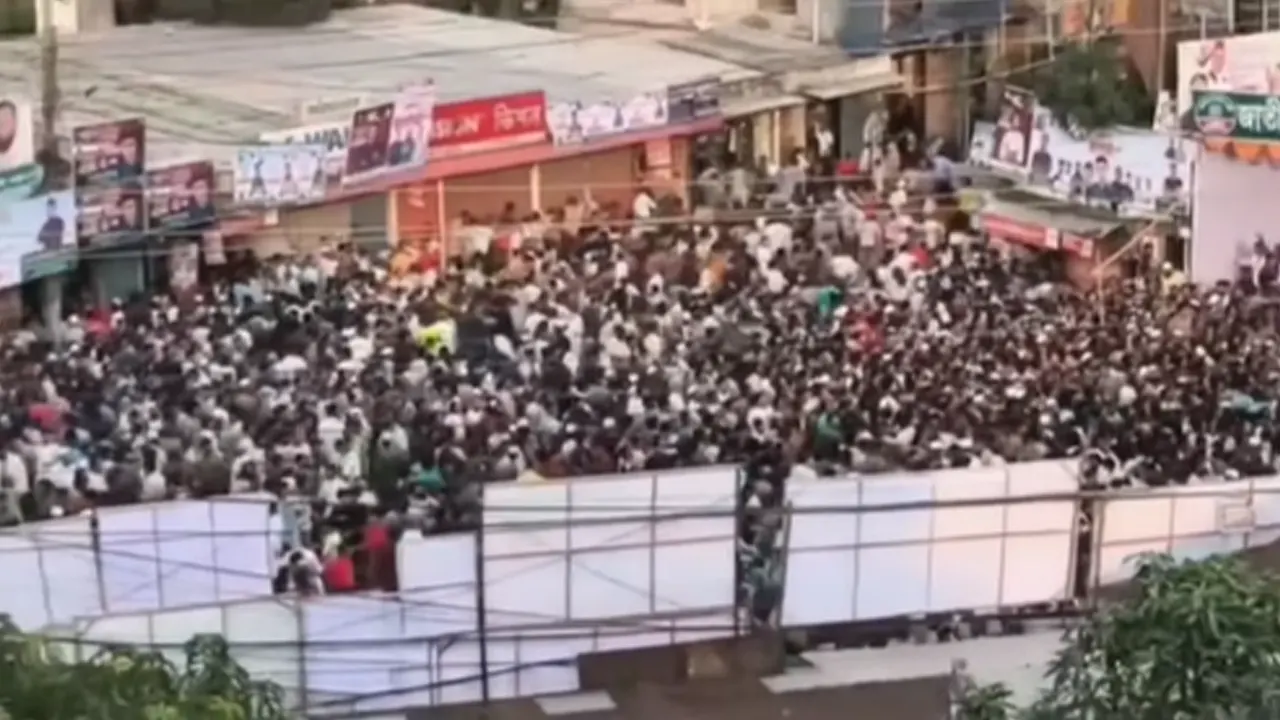 উড়ন্ত ড্রোন ক্যামরা দেখে দৌড়ে চলে যায় উপস্থিত লোকজন। ছবি : সংগৃহীত