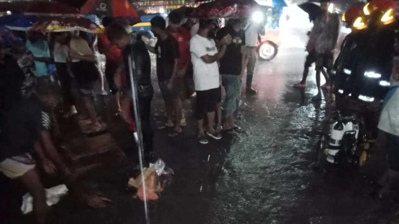 ম্যানহোলে পড়ে নিখোঁজ নারীকে উদ্ধারে ফায়ার সার্ভিসের কর্মীরা। ছবি : কালবেলা