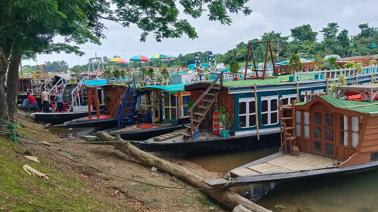 টাঙ্গুয়ার হাওরে ঘুরে বেড়ানো পর্যটকবাহী হাউসবোট সারি সারি রাখা হয়েছে। ছবি : কালবেলা