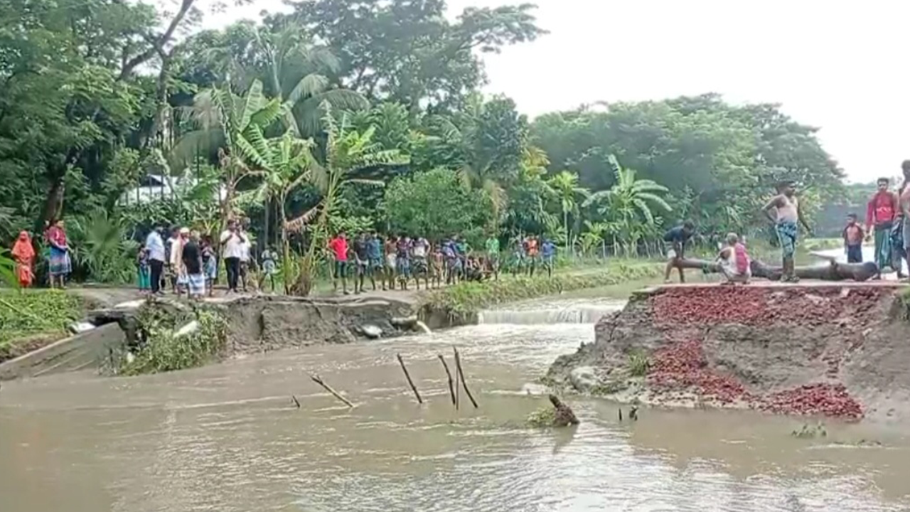 জোয়ারে বিচ্ছিন্ন সড়ক। ছবি : কালবেলা